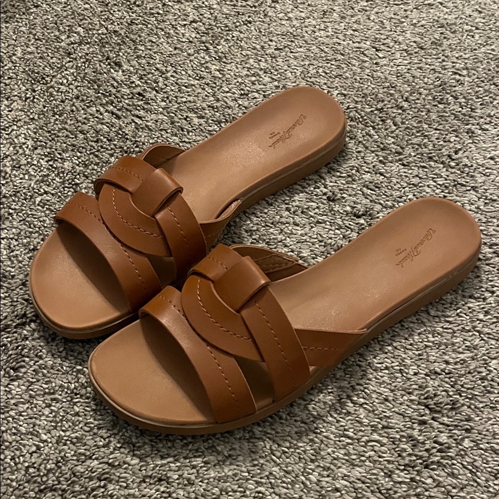 Universal Thread Tan Slide Sandals